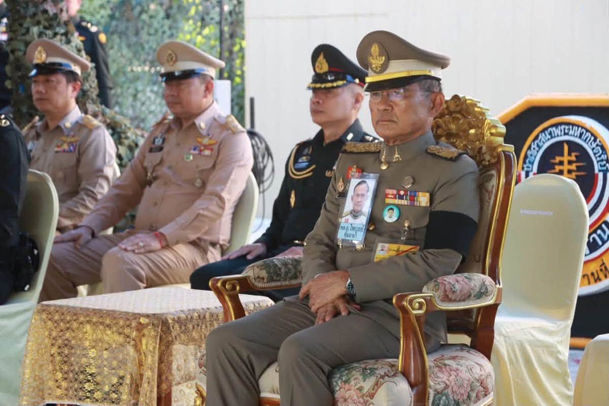 พระบาทสมเด็จพระเจ้าอยู่หัว ทรงพระกรุณาโปรดเกล้าฯ ให้ พลเอก ไพบูลย์ คุ้มฉายา องคมนตรี ลงพื้นที่จังหวัดนราธิวาส เชิญสิ่งของพระราชทาน สะท้อนพระราชหฤทัยแห่งความห่วงใยต่อเจ้าหน้าที่และประชาชนชายแดนใต้
