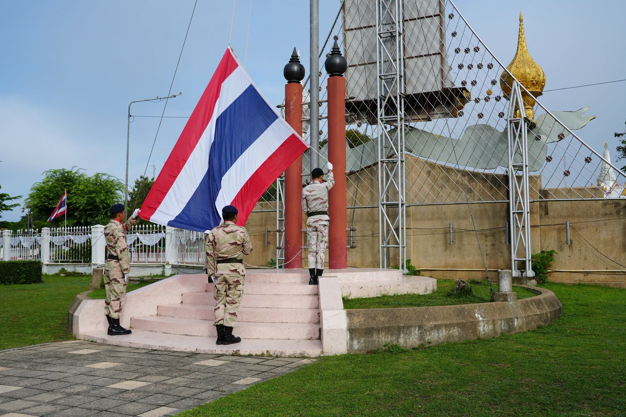 ผู้ว่าฯ ยะลา นำข้าราชการร่วมพิธีเคารพธงชาติ เนื่องในวันพระราชทานธงชาติไทย พร้อมฝากข้อคิดการทำงานเพื่อประชาชน ก่อนเกษียณอายุราชการ