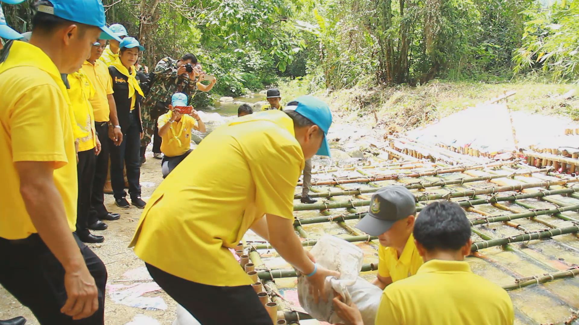 ร่วมใจ "ปลูกต้นไม้-ปรับปรุงฝายมีชีวิต" เนื่องในวันต้นไม้...